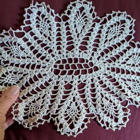 20% OFF Vintage 13-Inch Pineapple Ruffle Bordered Oval-Shaped Doily - Picture 3 of 3